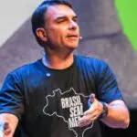 Flávio Bolsonaro fugiu para os EUA e pedirá asilo a Trump; Michelle confirma fuga