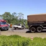 Motorista morre e passageiro fica gravemente ferido em colisão entre Strada e carreta na BR-163